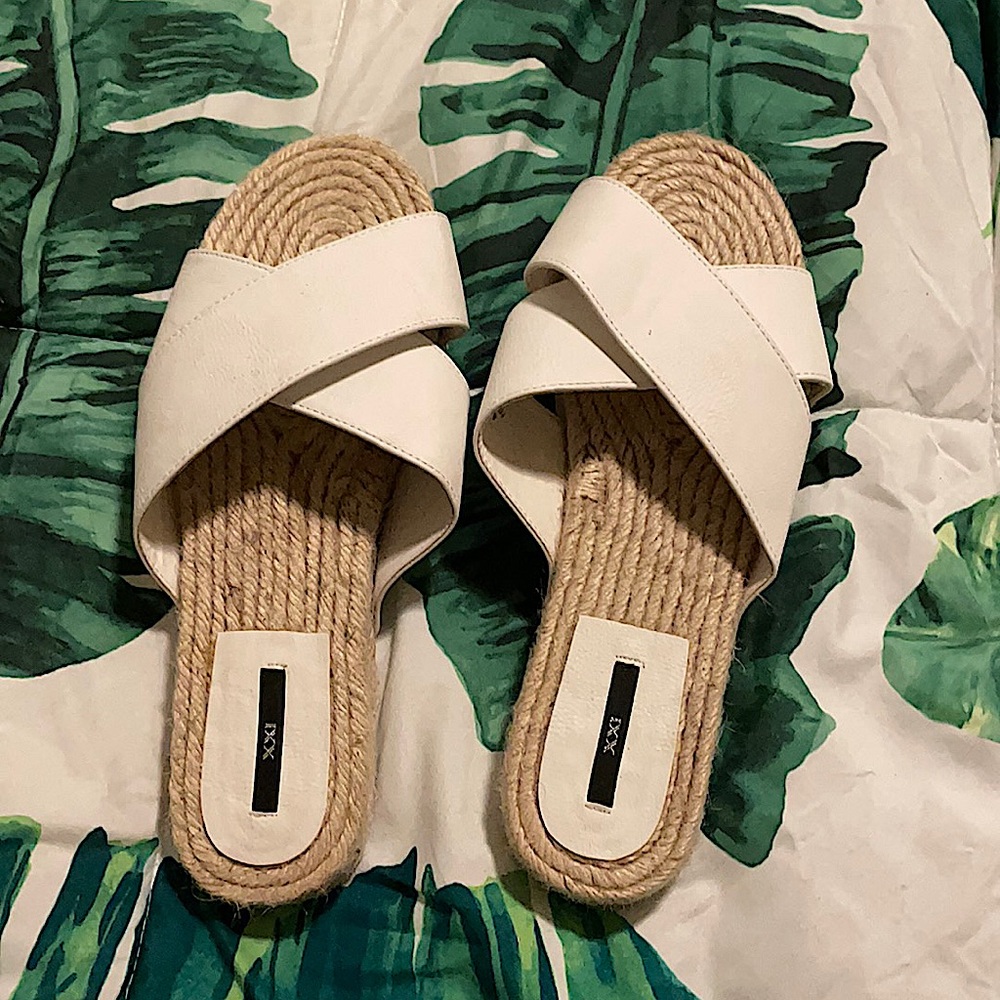 💥NWOT Cute Espadrille slides never worn🤍